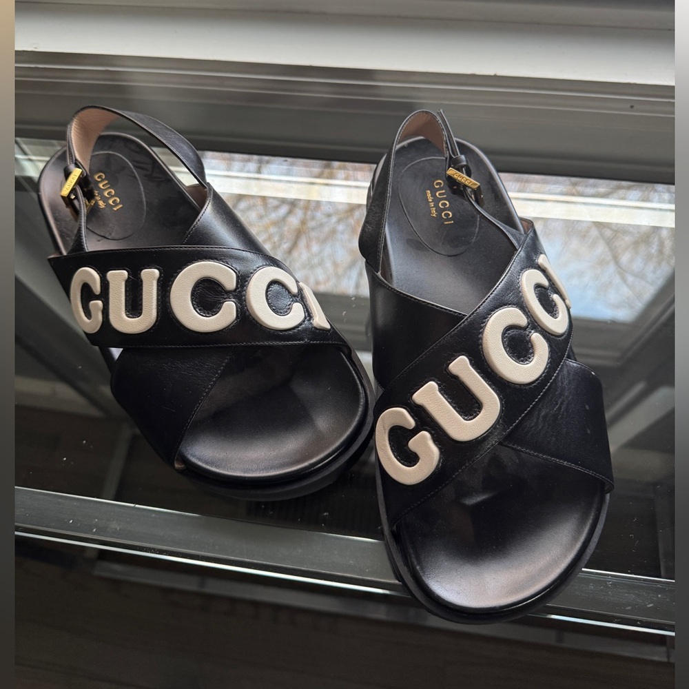 Like new GUCCI LOGO APPLIQUE CROSSOVER CALFSKIN LEATHER SLINGBACK SANDALS 38